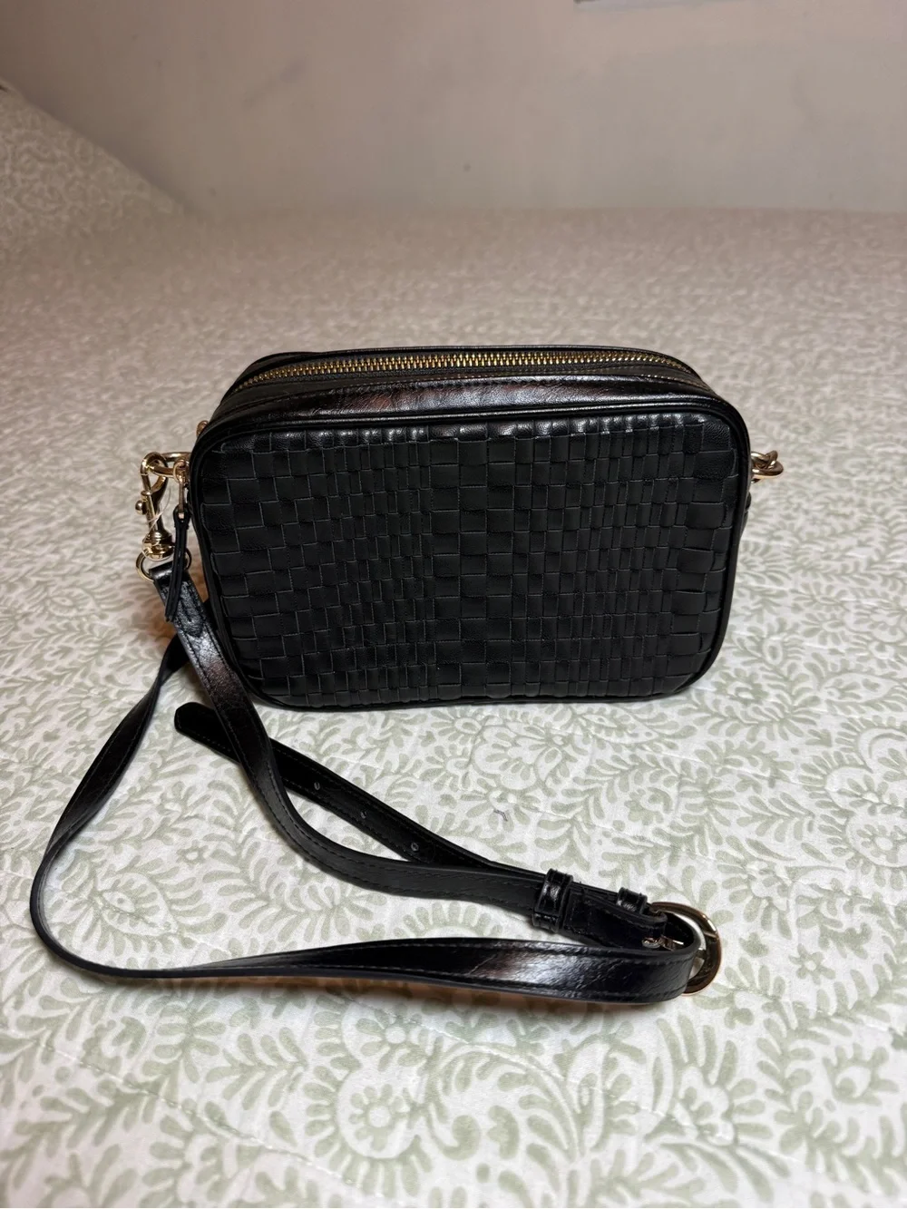 Universal Thread Black Woven Crossbody Bag with Gold Hardware